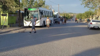 Vecinos sin agua: cortan la calle y tomaron un colectivo