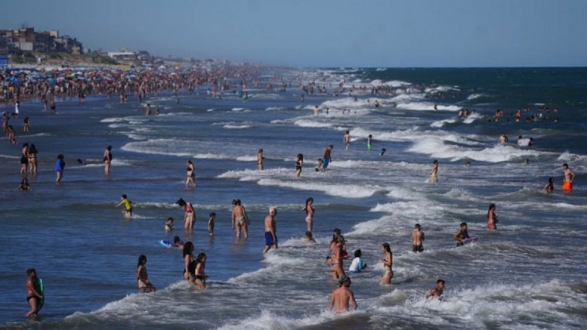 Una ola lo agarró mal parado y terminó con heridas en la médula