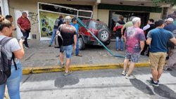 Se le fue la camioneta y terminó adentro de una confitería