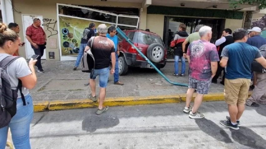 Se le fue la camioneta y terminó adentro de una confitería