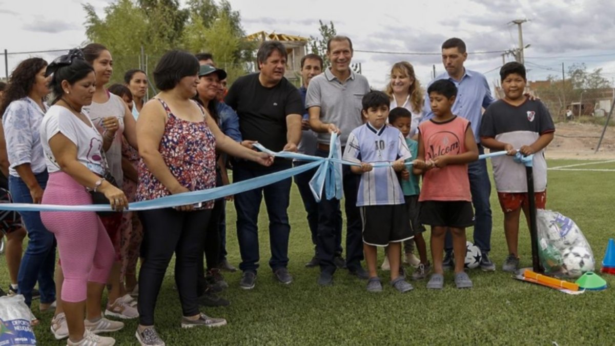 Inauguraron la cancha de césped sintético del barrio 7 de Mayo