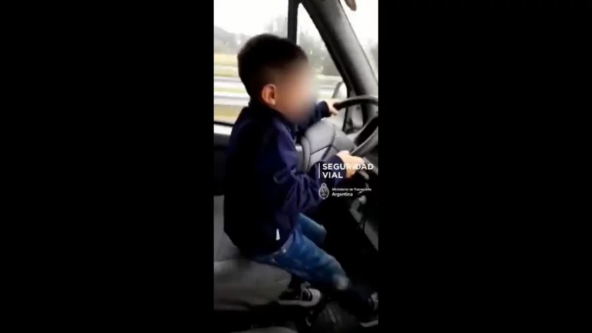 “Dale boludo, llevalo derechito”: hizo manejar a su hijo de 7 años por la autopista