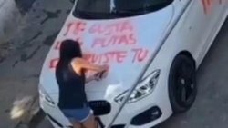 VIDEO: Le escribió "te gustan las putas" en el capó del BMW a su marido infiel