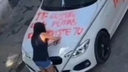 VIDEO: Le escribió "te gustan las putas" en el capó del BMW a su marido infiel