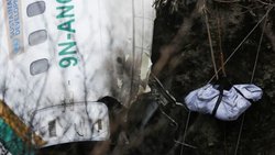 Hallaron las cajas negras del avión que cayó en Nepal