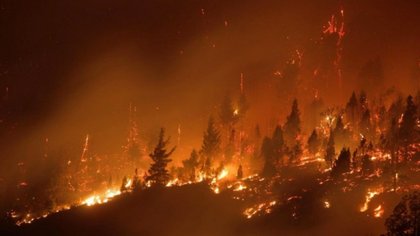 El Hoyo: evacuan a 58 familias afectadas por el incendio