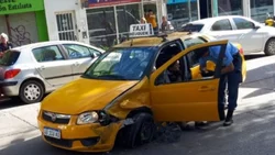 Pleno centro neuquino: taxi "descontrolado", chocó a dos autos estacionados