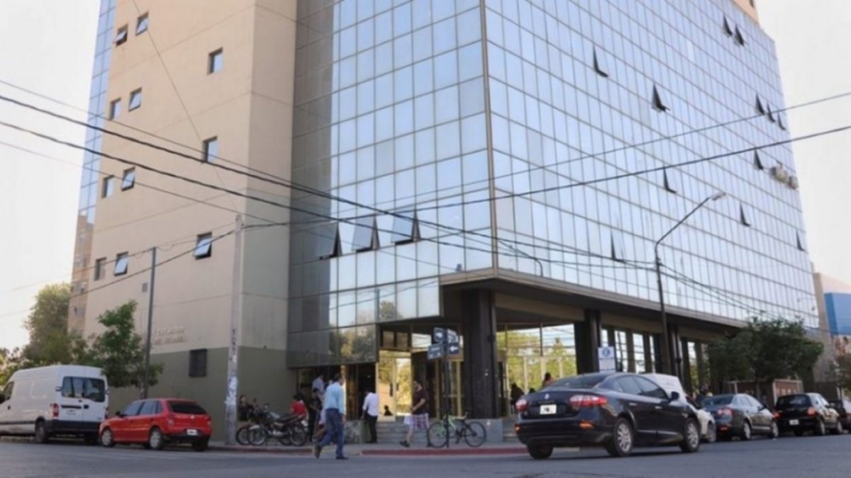 VIDEO: cayó una ventana del 5to piso del edificio de Rentas