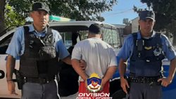 Tomaba cerveza en la esquina con la muchachada... Se olvidó que tenía pedido de captura