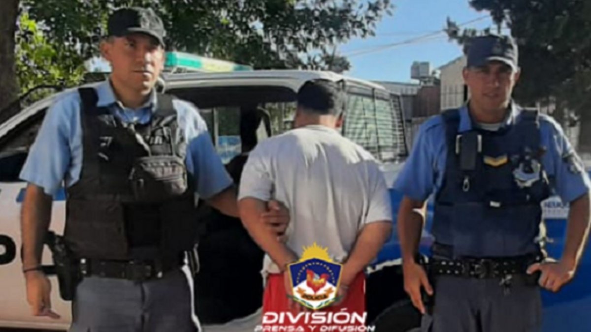 Tomaba cerveza en la esquina con la muchachada... Se olvidó que tenía pedido de captura