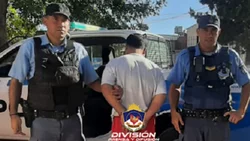 Tomaba cerveza en la esquina con la muchachada... Se olvidó que tenía pedido de captura