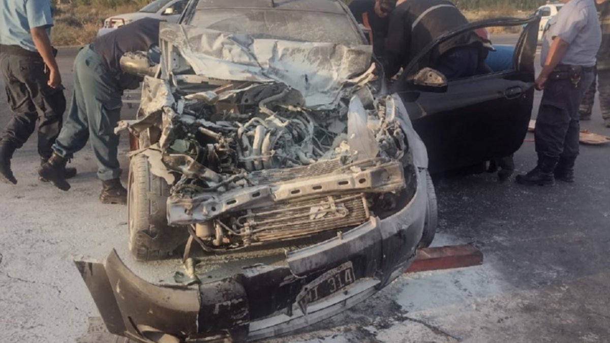 Chocó en Ruta 22, su auto se incendió y la rescataron de entre las llamas