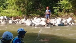Una mujer intentó hacer una selfie, cayó al río y murió ahogada