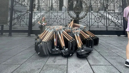 Dejaron 256 palas en el Congreso para que "se pongan a laburar"