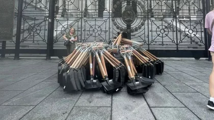 Dejaron 256 palas en el Congreso para que "se pongan a laburar"