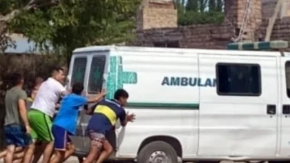 Indignante: empujaron la ambulancia para que arranque