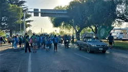 Con paros y cortes de rutas y puentes se inició la paritaria