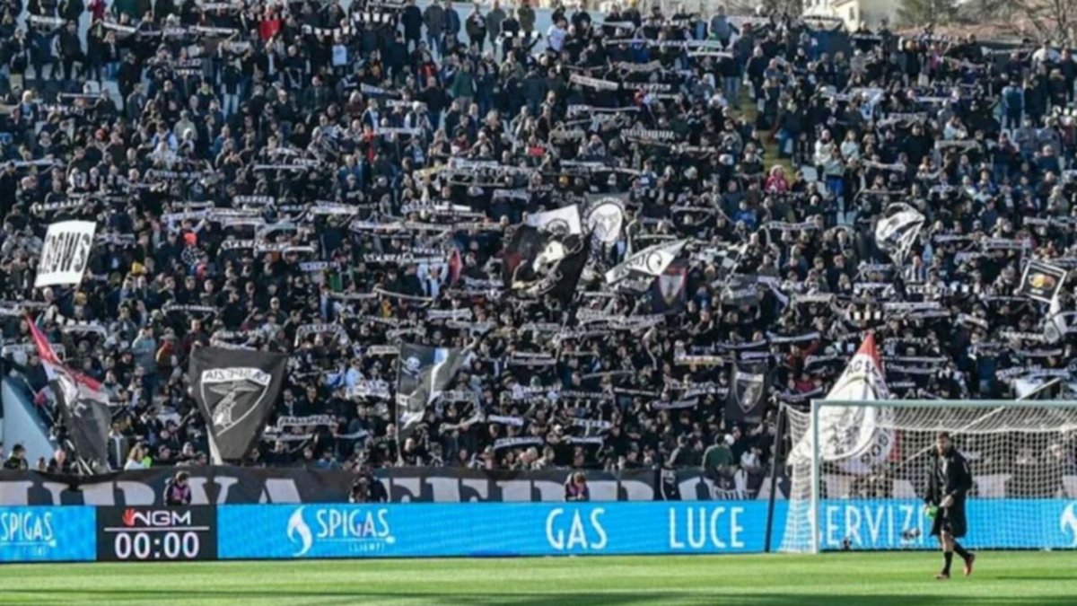 ¿Cómo enfrentar al líder? Atacando a Maradona