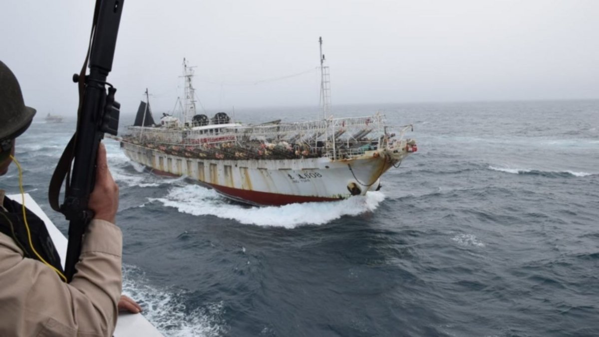 Una ciudad en el mar: barcos extranjeros pescaban en la costa argentina