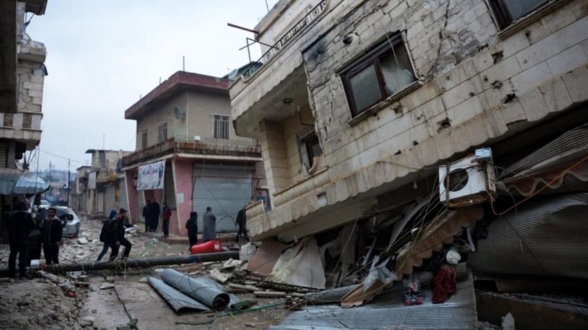 VIDEO: una mujer dio a luz entre los escombros del terremoto en Siria