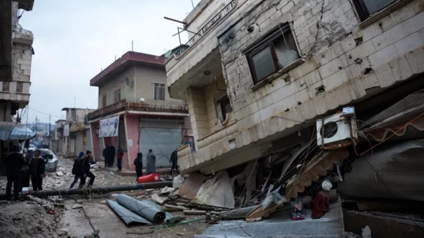 VIDEO: una mujer dio a luz entre los escombros del terremoto en Siria