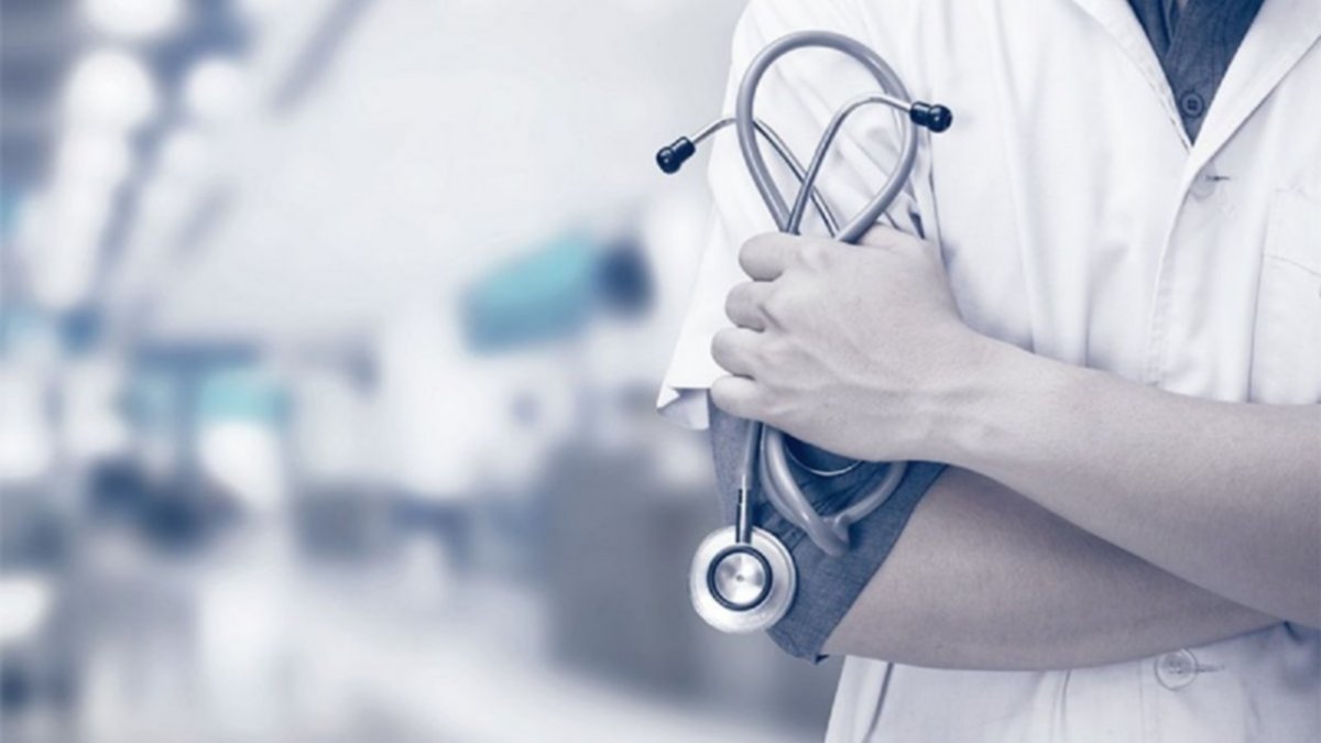 Detuvieron a una médica trucha mientras atendía a pacientes