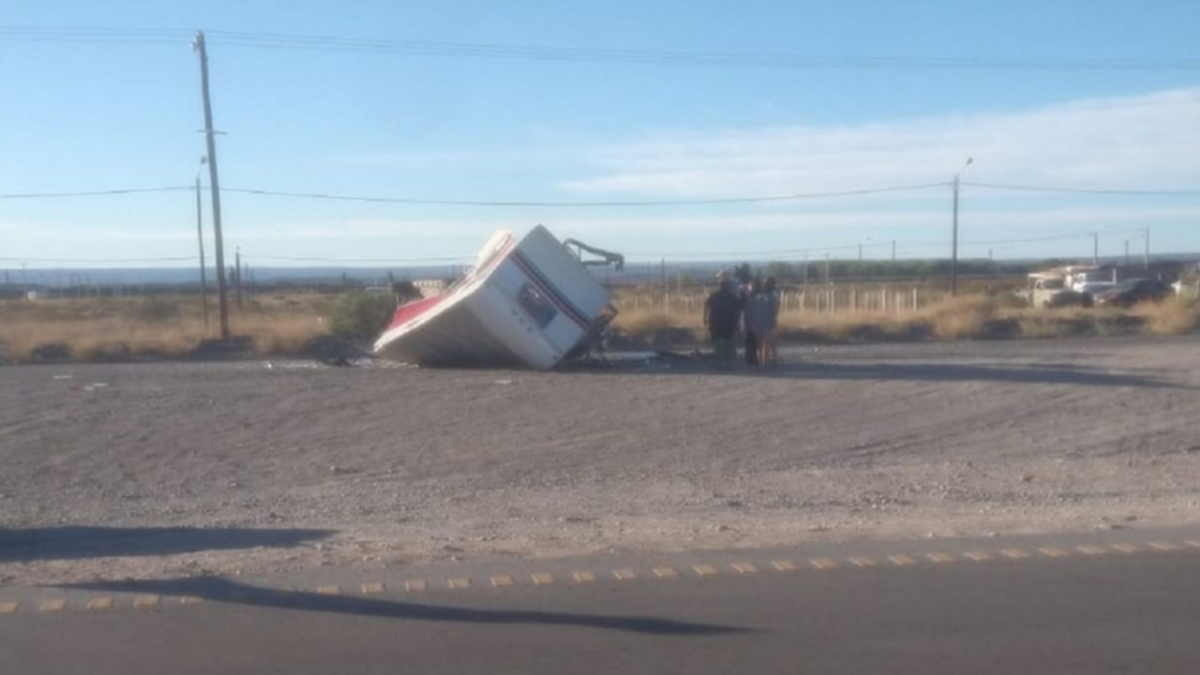 Impactante vuelco de un auto con casilla cerca de Arroyito