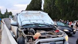 Quedaron atrapados en el auto tras impactar en la Ruta 22
