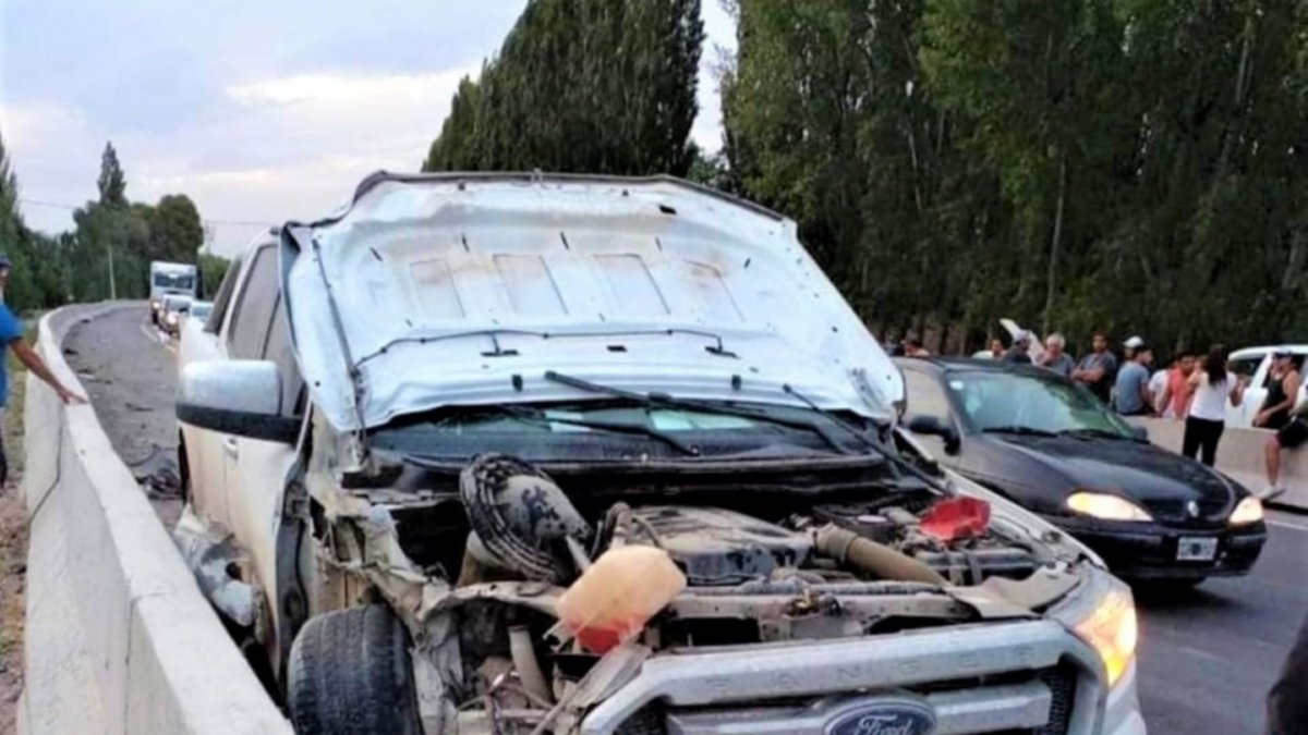 Quedaron atrapados en el auto tras impactar en la Ruta 22