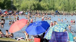 Insisten con la limpieza de las playas de la ciudad de Neuquén