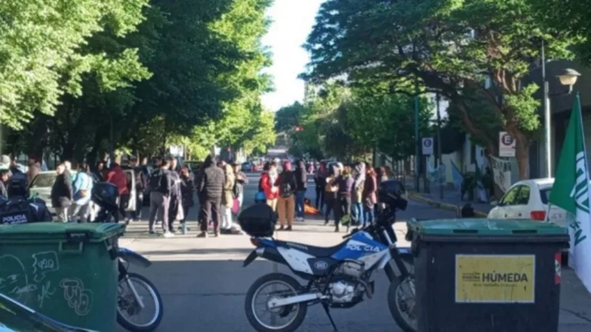 Estatales se manifestarán frente a Casa de Gobierno