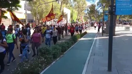 Caos de tránsito: organizaciones sociales cortaron el centro neuquino