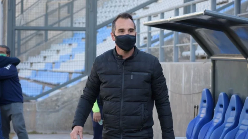Un club entrena con dos técnicos y dos planteles distintos