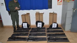 Descubren cargamento de rifles para venta en el mercado negro