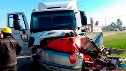 Camionero se cruzó de carril, chocó y mató a toda una familia