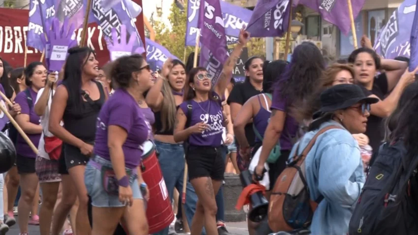 Las mujeres abarrotaron las calles de Neuquén por el 8M