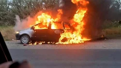 En segundos un auto ardió completamente en la Ruta 22
