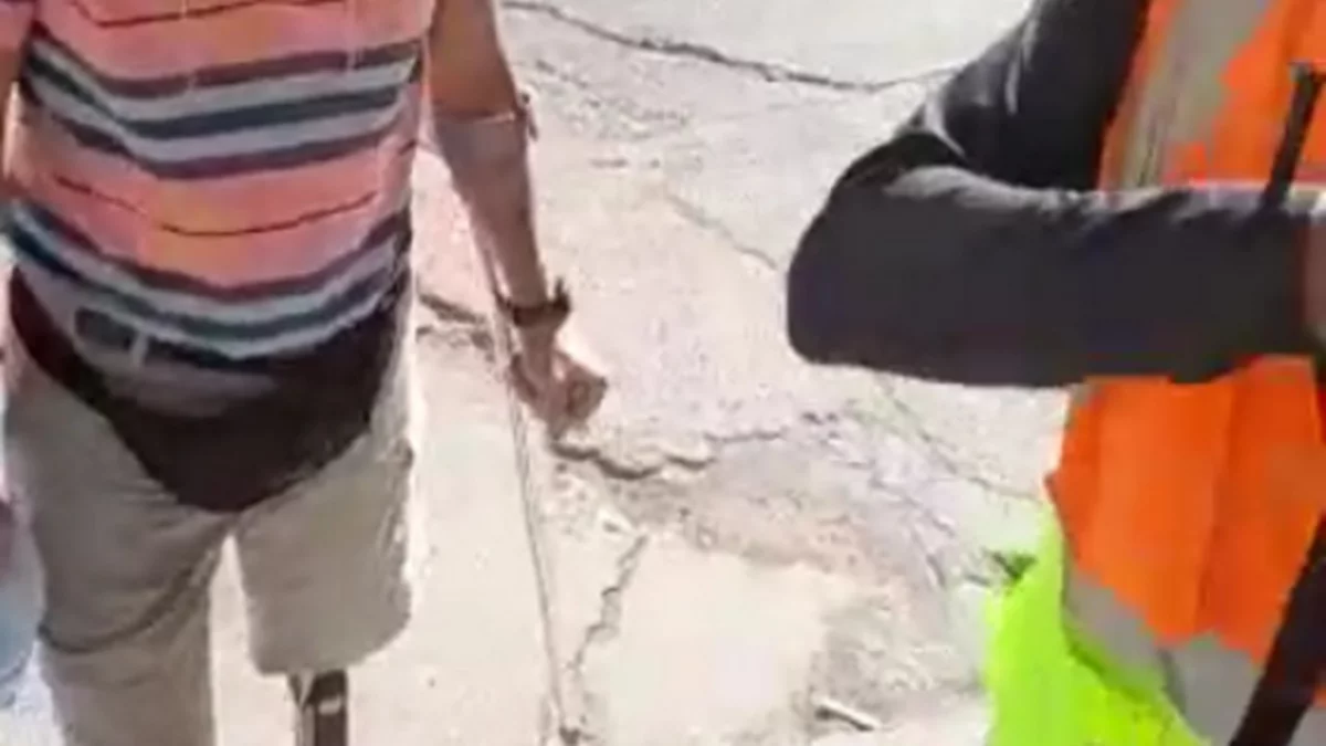 Neuquén: le falta una pierna, frenó en doble fila, bajó al banco y lo multaron