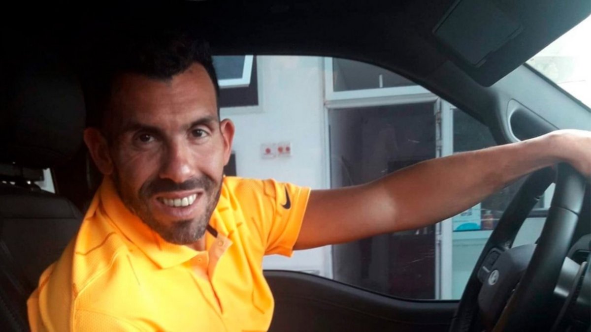 Carlos Tévez, de sorpresa, echando combustible en Chos Malal