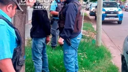 Armado con un cuchillo robó dos celulares de un comercio
