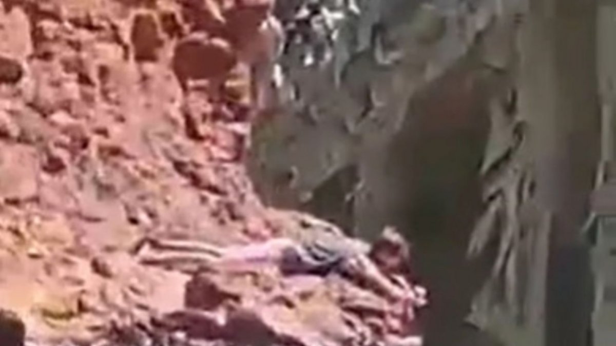 Turistas arriesgan todo por una foto en Salto del Agrio