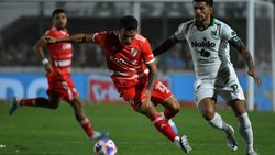 Triunfo y punta para River en Junín