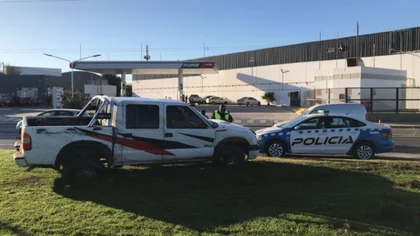 Totalmente borracho, descarriló a metros del puente