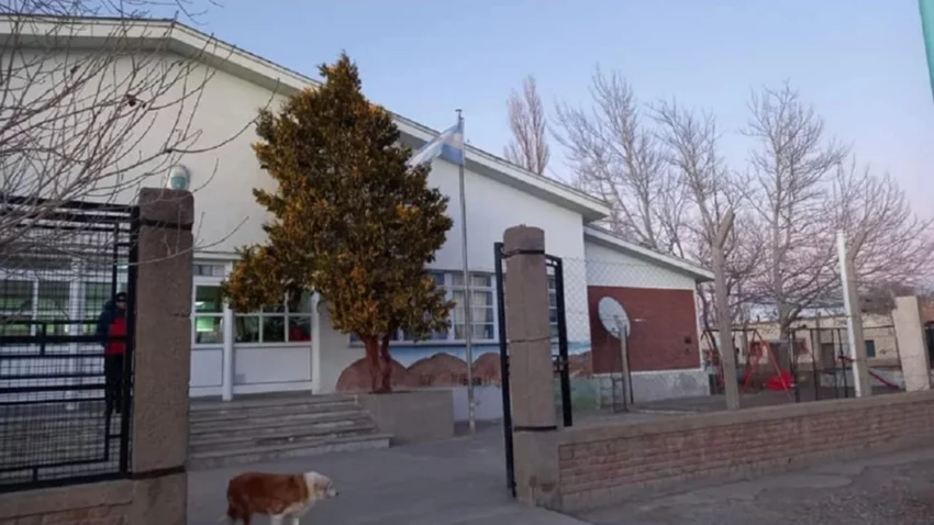 Le avisaron que su hijo lloraba, entró al aula y lo golpeó