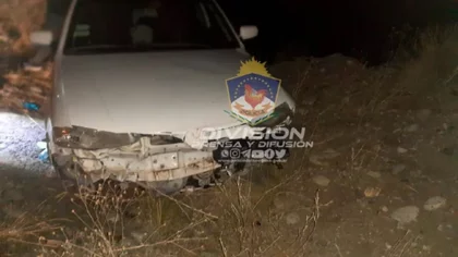 Volcó y la policía le encontró un arma cargada en el auto