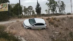 Desbarrancaron y abandonaron el auto en el mirador