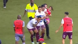 VIDEO: Entró a golpear a los jugadores con su hija en brazos