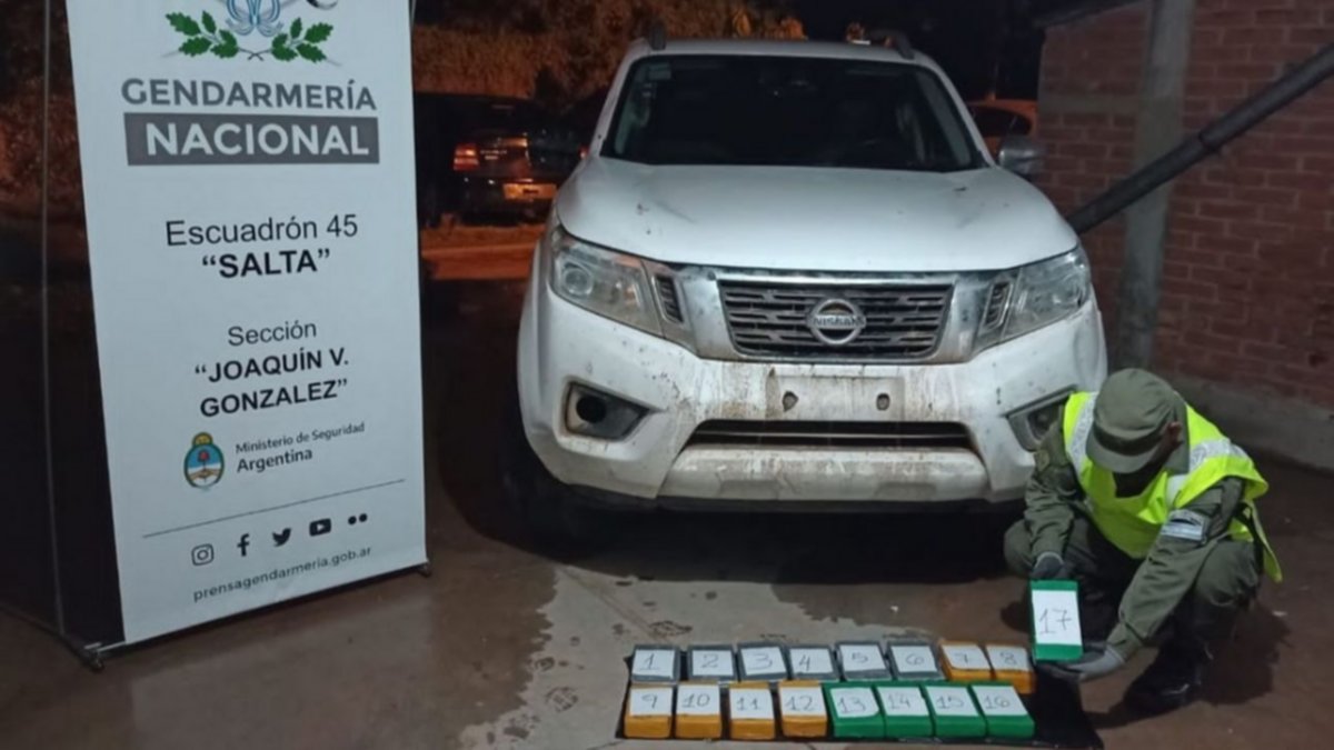 Abandonó una camioneta en un zanjón con 17 kilos de cocaína