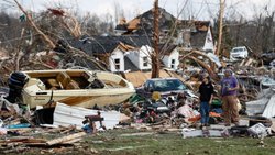 Tornados dejan casi 30 muertos en tres días
