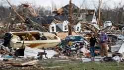 Tornados dejan casi 30 muertos en tres días